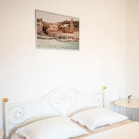 Olive House Rezo Semesterbostad