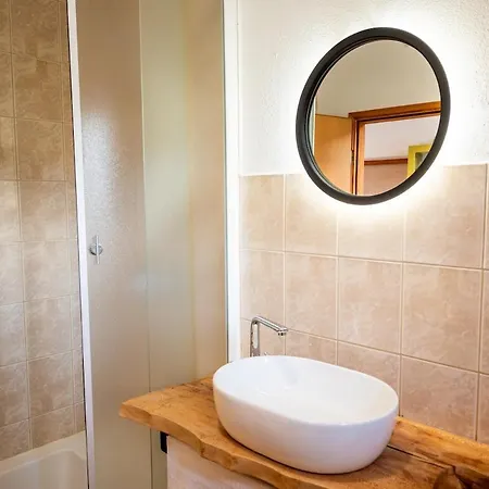 Semesterbostad Olive House Rezo