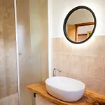 Semesterbostad Olive House Rezo